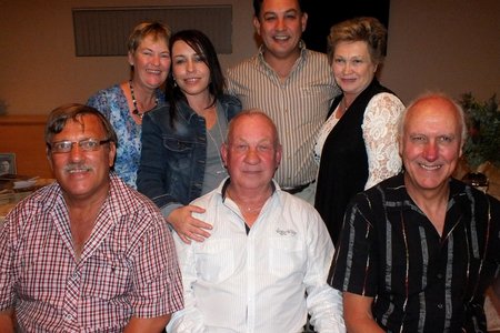 Voor vlnr is Kevin Manuel (drukker), Frank Wolmarans (skrywer) en Johan Coetzee (uitgewer). Agter vlnr is Susan Wolmarans, Laetitia Fourie (Wolmarans), Jacques Wolmarans en Elizabeth Karstens (Wolmarans).